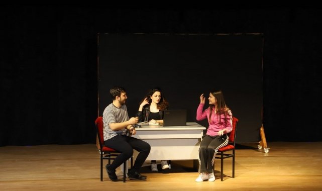 Erzincan&#039;da &quot;Dokunma Bana&quot; isimli tiyatro oyunu sahnelendi