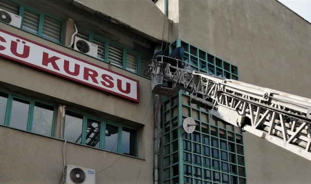 Erzincan'da tehlike saçan buz sarkıtları temizleniyor