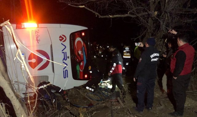 Erzincan&#039;da yolcu otobüsü şarampole devrildi: 1 ölü, 8&#039;i ağır 33 yaralı