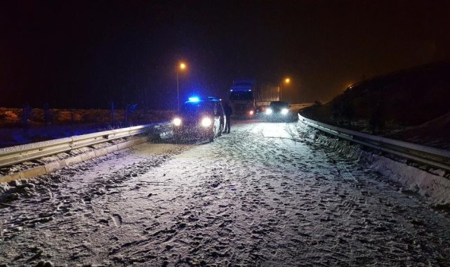 Erzincan'ın yüksek rakımlı geçit noktalarında kar, tipi etkili oldu