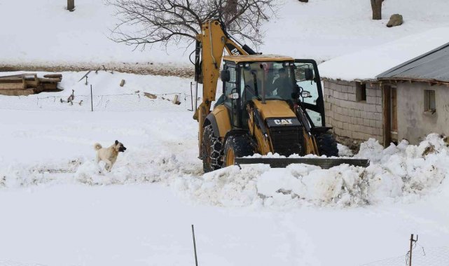 Erzincan'ın yüksek rakımlı geçit noktalarında kar, tipi etkili oldu
