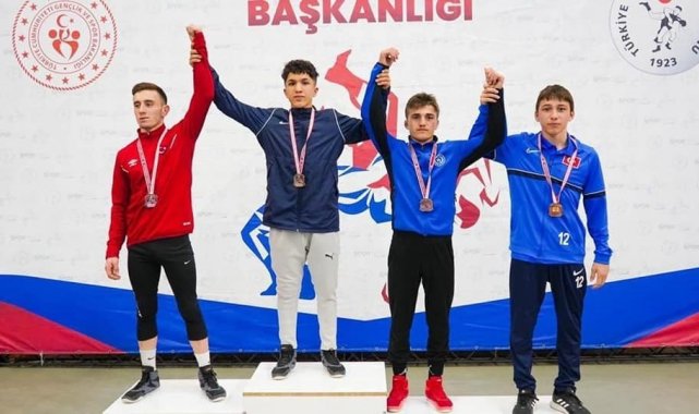 Erzincanlı güreşçilerden birincilik ve üçüncülük derecesi