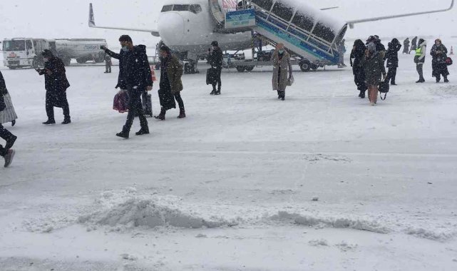 Erzurum Havalimanı kar timi görev başında