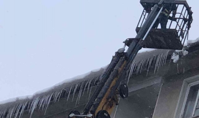 Erzurum'da buz kırma timleri iş başında