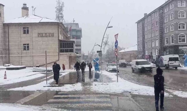 Erzurum&#039;da kar yağışı etkili oldu, kent beyaza büründü