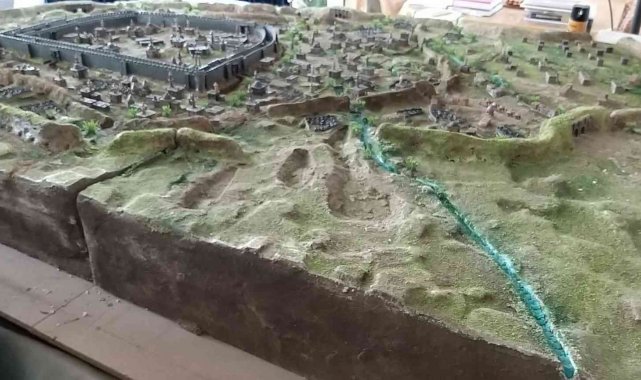 Erzurum&#039;un 1800&#039;lü yıllardaki dev maketini yaptı