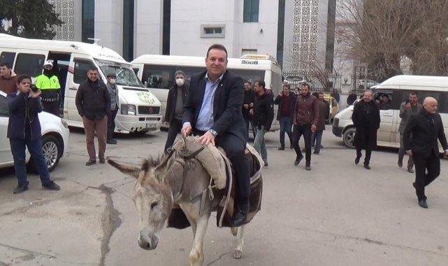 Eşekli protesto, başkanın sırtüstü yere düşmesi ile sona erdi