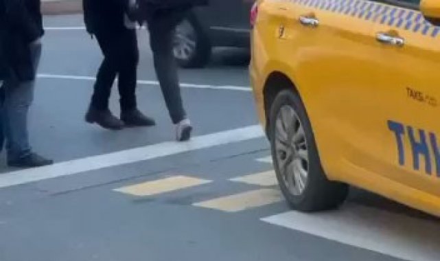 Esenyurt&#039;ta bir taksici yolcusuna tekme, tokat saldırdı