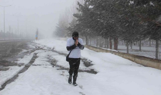 Eşinin 6 yıl önce Amerika'ya götürdüğü oğlu için kar, tipi demeden yürüyerek Türkiye'yi dolaşıyor