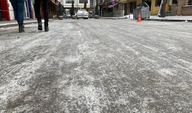Eskişehir'de ara sokaklar ve kaldırımlar buz pistine döndü