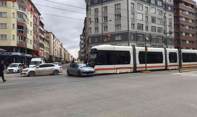 Eskişehir&#039;de otomobil ve tramvay çarpıştı