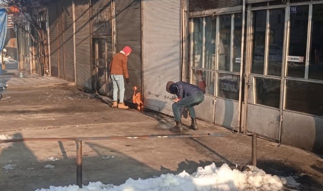 Esnafın soğuk havayla mücadelesi, donan kilitleri bakan nasıl açtılar