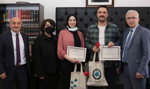 ESOGÜ Kütüphanesi'ni yıl boyunca en çok kullanan kişiler ödüllendirildi
