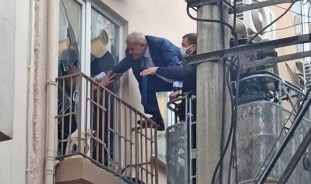 Evi yakıp kendisini içeriye kilitleyen genç adamı polis böyle kurtardı