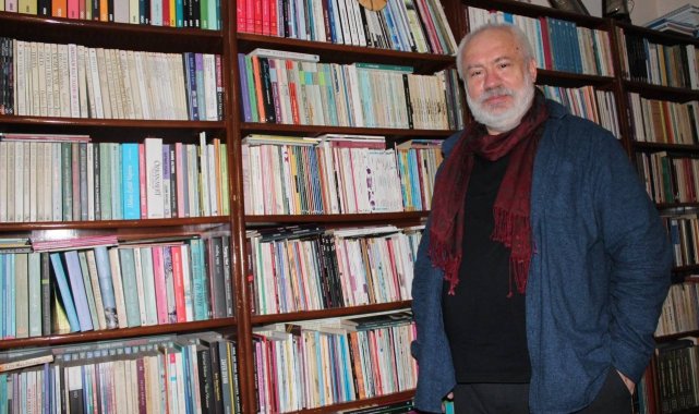 Evinde 4 tır dolusu kitap bulunan öğretim üyesinin yatağı bile kitaptan