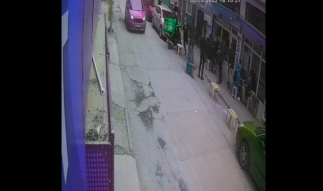 Evinin balkonundan sokaktaki aydınlatma direğine atlayıp kaçmaya çalıştı