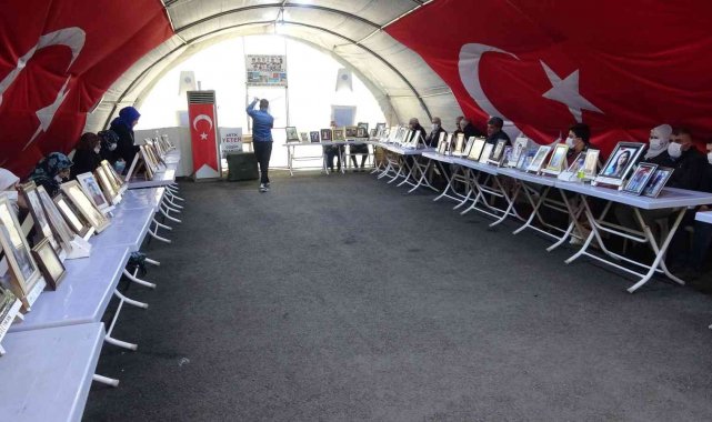 Evlat nöbetindeki anne 916 gündür yüzde 40 işitme engelli kızının yolunu gözlüyor