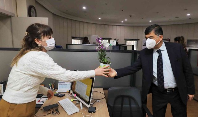 Fadıloğlu&#039;ndan kadın personellere çiçek