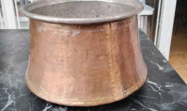 Fare gibi girdikleri bağ evinden 10 bin liralık kazan çaldılar