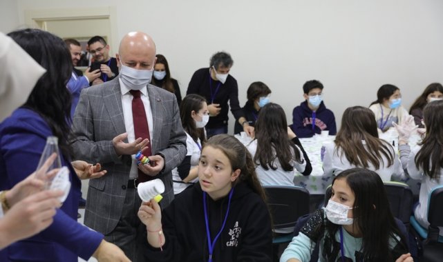 Farklı ülkelerden gelen öğrenciler, Kocasinan Akademi&#039;ye hayran kaldı