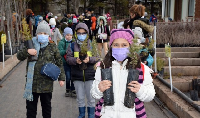 Fidanlığın minik ziyaretçileri eğlenerek öğrendi