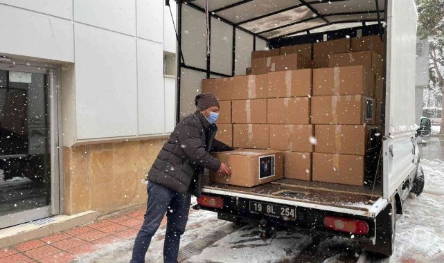 Filistin'de Türkçe öğrenen kursiyerlere kırtasiye yardımı