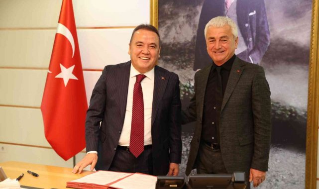 Finike Cumhuriyet Meydanı için imzalar atıldı