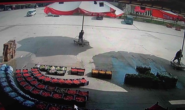 Fırtınada uçan şemsiyenin peşinden böyle koştu