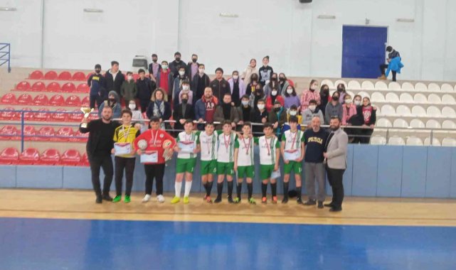 Futsal müsabakalarında Sinop TOKİ Şehit Fatih Erer Ortaokulu birinci oldu