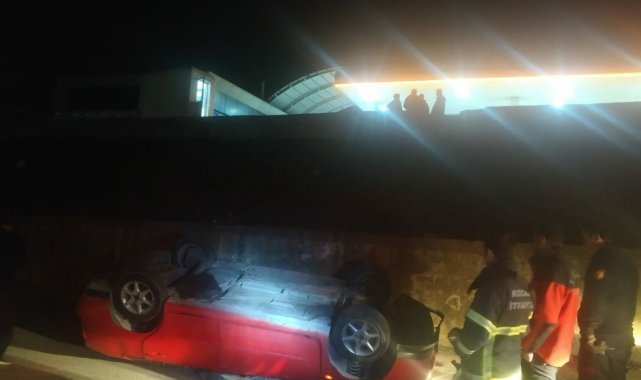 Gaz pedalı takılı kalan otomobil 7 metrelik boşluktan aşağıya uçtu: 1 ağır yaralı