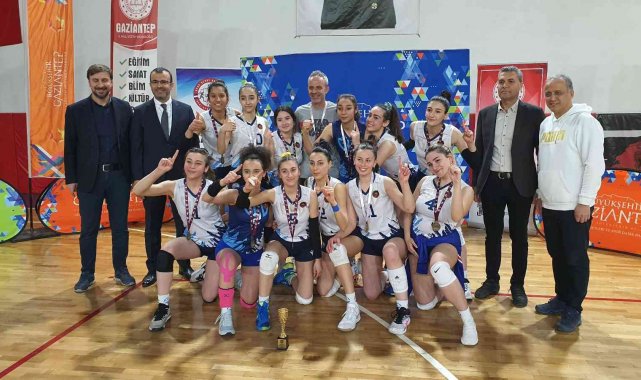 Gaziantep Kolej Vakfı'nın sultanları voleybolda namağlup şampiyon