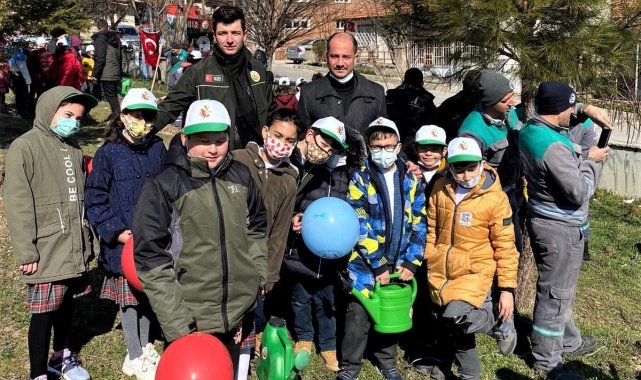 Gediz Dayınlar İlkokulunda fidan dikim etkinliği