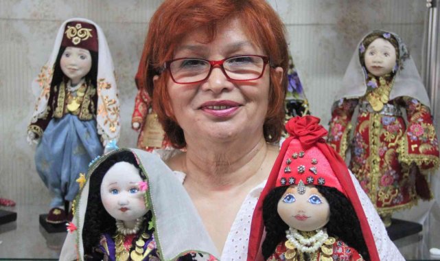 Geleneksel kıyafetlerle süslenen bebekler