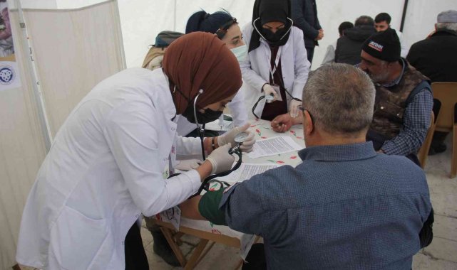 Genç hekimler vatandaşları sağlık taramasından geçiriyor