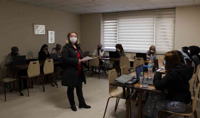 Genç kızlara bilgisayar eğitimi