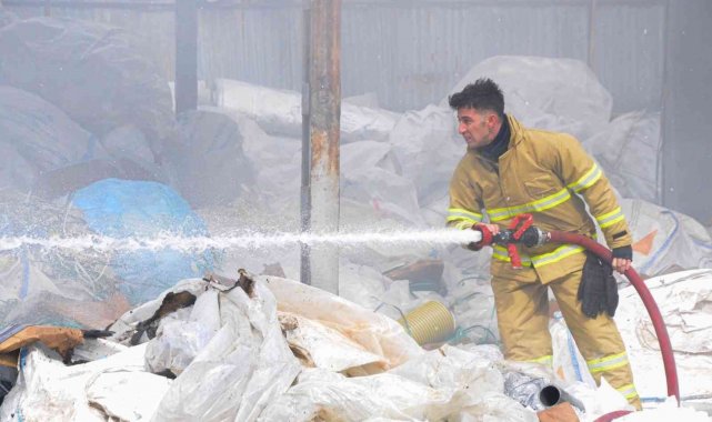 Geri dönüşüm tesisinde çıkan yangın kısa sürede kontrol altına alındı