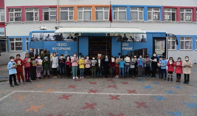 Gezici kütüphane Yunusemre&#039;de 60 mahalleye ulaştı