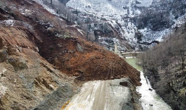 Giresun&#039;da heyelan iki beldenin yolunu kapattı