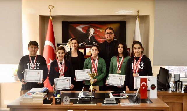 GKV&#039;nin altın kulaçlarından iki şampiyonluk kupası