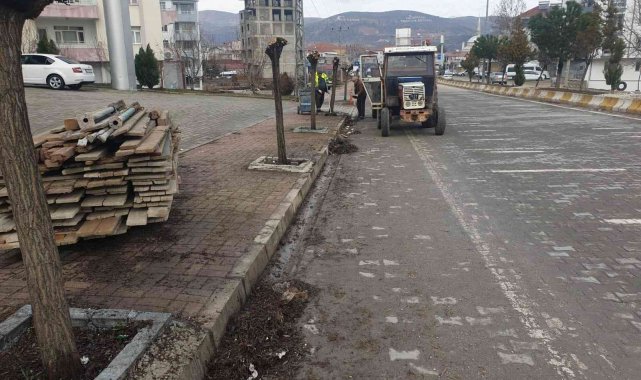 Gölbaşı'nda yağmur kanallarını temizliyor