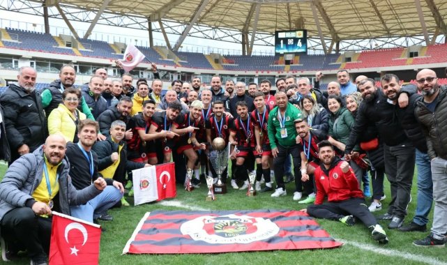 Gölcük İşitme Engelliler Spor Kulübü şampiyonluk kupasını aldı