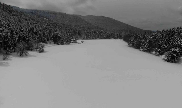 Gölcük Tabiat Parkı beyaz örtüsüyle tatilcilerin ilgi odağı oldu