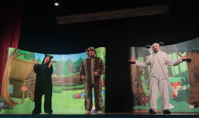 Gölcük'te çocuklar tiyatro ile eğleniyor