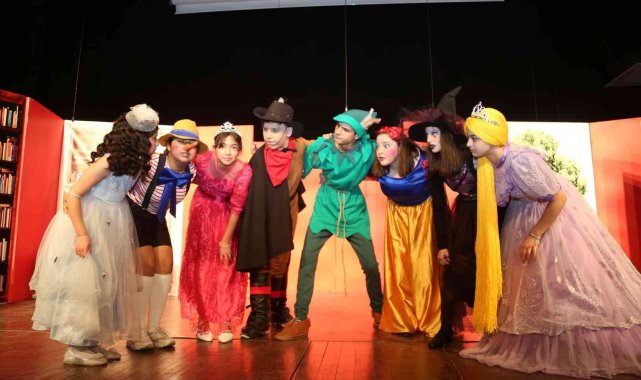 Gölcük&#039;te gençler tiyatro sahnesinde