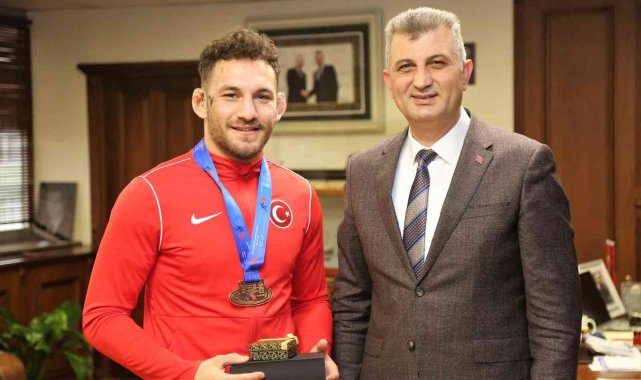 Gölcüklü milli güreşçi, Başkan Sezer'i ziyaret etti