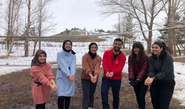 Gönüllü gençlere kamp jesti