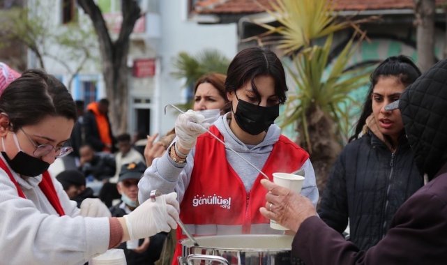 Gönüllüler İzmir'de sıcak çorba dağıttı