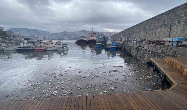 Görenler şaşkına döndü, plastik atıklar denizin üzerini kapladı
