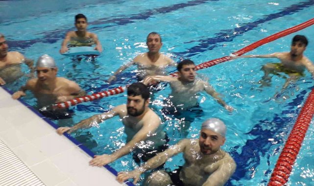 Görme engellilerin havuz keyfi