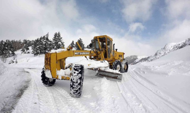 Gümüşhane'de karla mücadele çalışmaları sürüyor